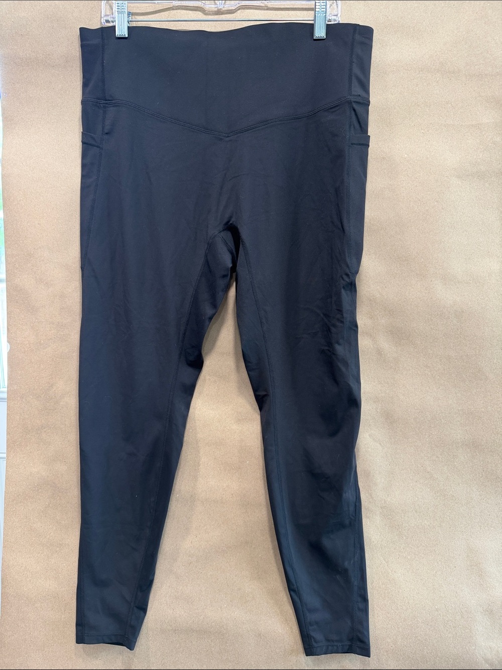 HALARA Black High-Waist Leggings with Side Pockets